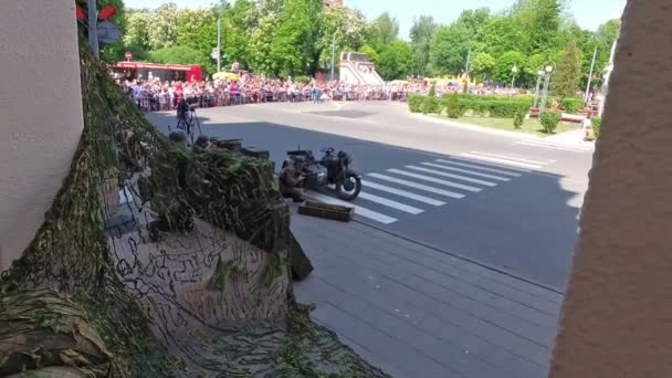 戈梅利 白俄罗斯 2018年5月9日 战斗的重建在胜利游行 — 图库视频影像