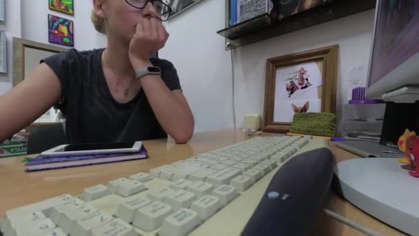 Gomel Belarus Mayo 2018 Chica Está Trabajando Ordenador Lapso Tiempo — Vídeos de Stock
