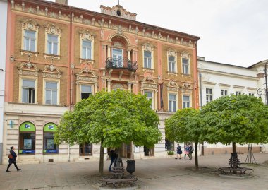 Kosice, Slovakya - 17 Nisan 2018: Kösice içinde ana caddede güzel evler.