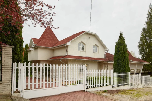 Miskolc, Hungria - 17 de abril de 2018: projeto de uma casa particular com cerca em uma colina . — Fotografia de Stock