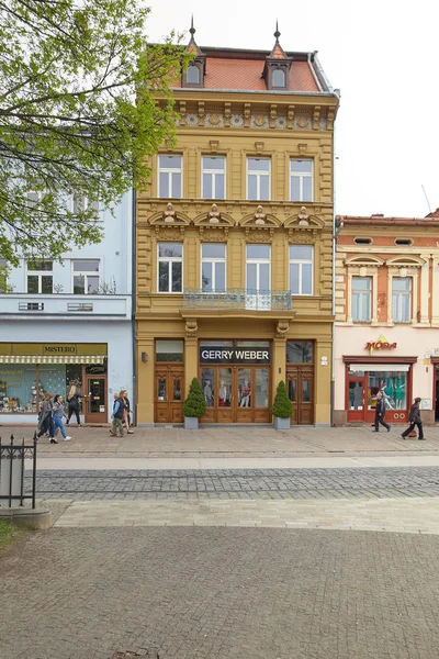 Kosice, Slovakya - 17 Nisan 2018: Kösice içinde ana caddede güzel evler. — Stok fotoğraf