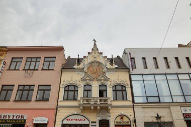 Kosice, Slovakya - 17 Nisan 2018: Kösice içinde ana caddede güzel evler.