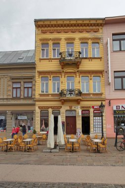 Kosice, Slovakya - 17 Nisan 2018: Kösice içinde ana caddede güzel evler.