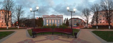 Gomel, Belarus - 29 Ekim 2019: Zafer Meydanı. Lenin 'den sonra isimlendirilen bölge kütüphanesi