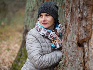 Sonbaharda açık havada çam ormanında bir kız.