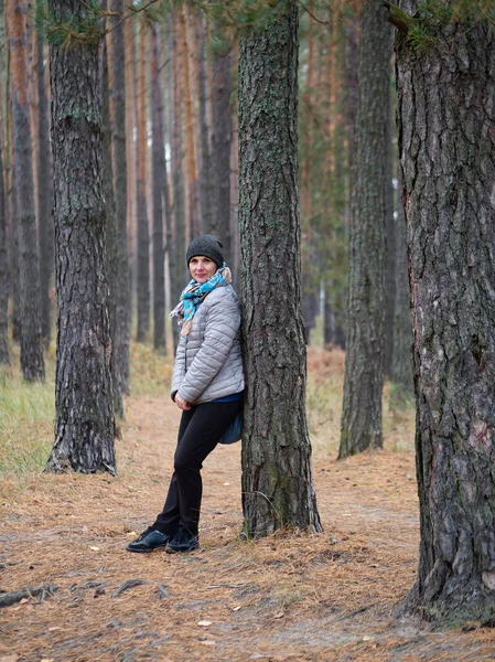 Flicka i tallskog på hösten utomhus — Stockfoto