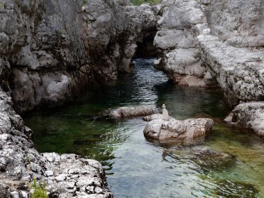 Vicensa vilayeti. Localita Pria köyünün yakınındaki dağ nehri.