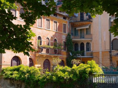 Vicenza, İtalya - 13 Ağustos 2019: Eski şehrin güzel mimarisi