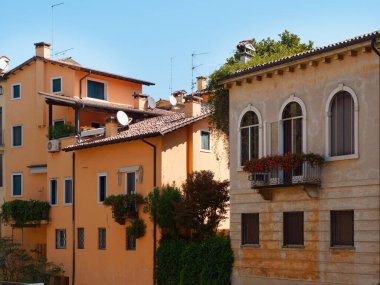 Vicenza, İtalya - 13 Ağustos 2019: Eski şehrin güzel mimarisi