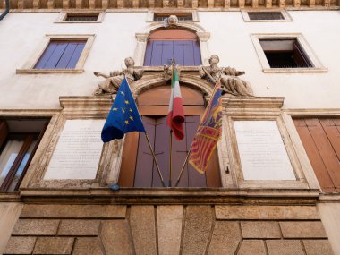 Vicenza, İtalya - 13 Ağustos 2019: Eski şehrin güzel mimarisi