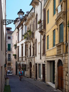 Vicenza, İtalya - 13 Ağustos 2019: Eski şehrin güzel mimarisi