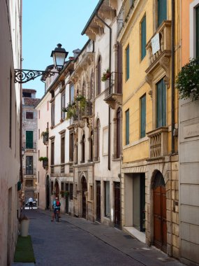 Vicenza, İtalya - 13 Ağustos 2019: Eski şehrin güzel mimarisi