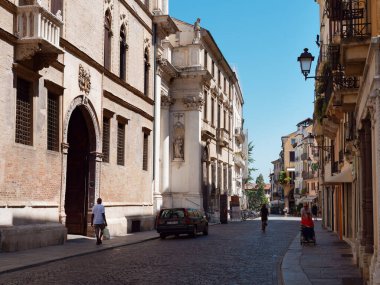 Vicenza, İtalya - 13 Ağustos 2019: Eski şehrin güzel mimarisi