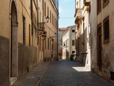 Vicenza, İtalya - 13 Ağustos 2019: Eski şehrin güzel mimarisi