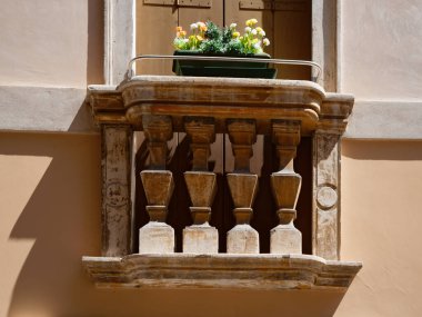 Eski şehir binasının pencere ve kapıları. İtalya Vicenza