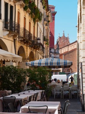 Vicenza, İtalya - 13 Ağustos 2019: Güneşli şemsiyeli açık hava kafe