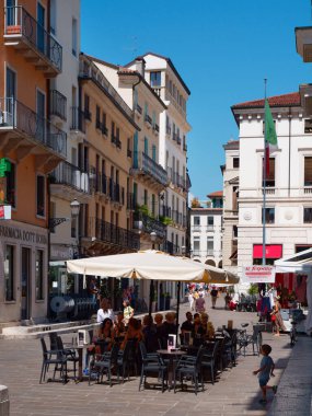 Vicenza, İtalya - 13 Ağustos 2019: Güneşli şemsiyeli açık hava kafe