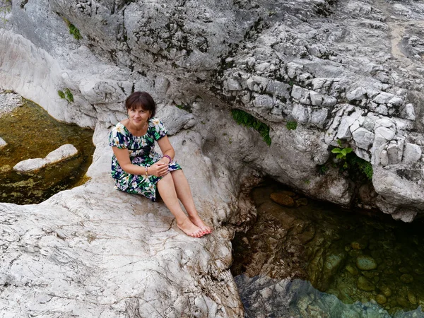 Rapariga nas rochas junto ao rio da montanha. Itália — Fotografia de Stock