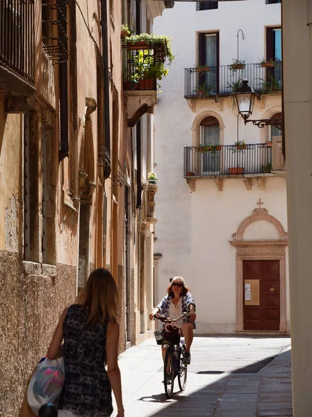 VICENZA, ITALIA - 13 de agosto de 2019: Hermosa arquitectura de la antigua calle de la ciudad — Foto de Stock