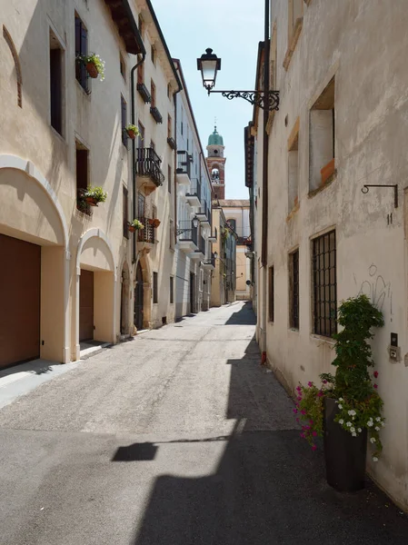 VICENZA, ITALIA - 13 AGOSTO 2019: Bellissima architettura della vecchia via della città — Foto Stock