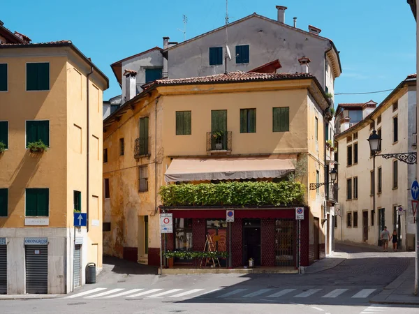 Vicenza, Ιταλία - 13 Αυγούστου 2019: Όμορφη αρχιτεκτονική του παλιού δρόμου της πόλης — Φωτογραφία Αρχείου