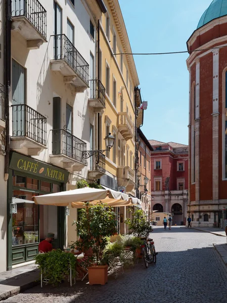 Vicenza, Italy - 13 серпня 2019: красива архітектура старої вулиці міста — стокове фото