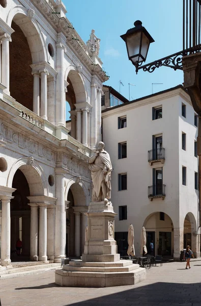 Vicenza, Itálie - 13. srpna 2019: Krásná architektura staré městské ulice — Stock fotografie