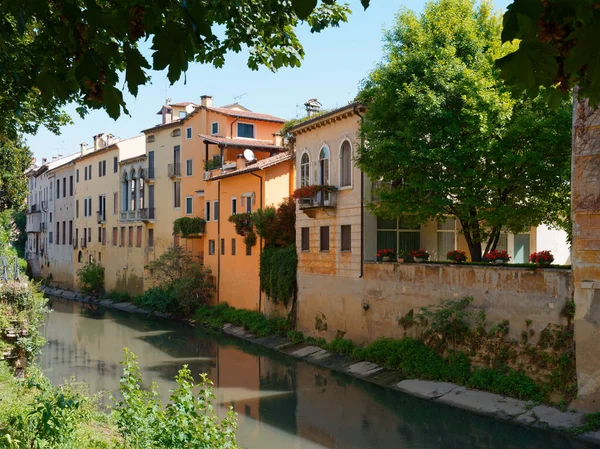 VICENZA, ITALIA - 13 AGOSTO 2019: Bakkillone fiume panoramico con ponte in pietra — Foto Stock