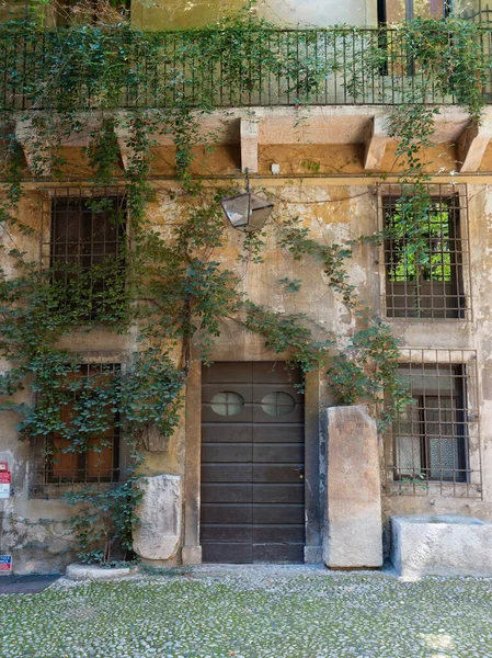 Ventanas y puertas del antiguo edificio de la ciudad. Italia Vicenza —  Fotos de Stock