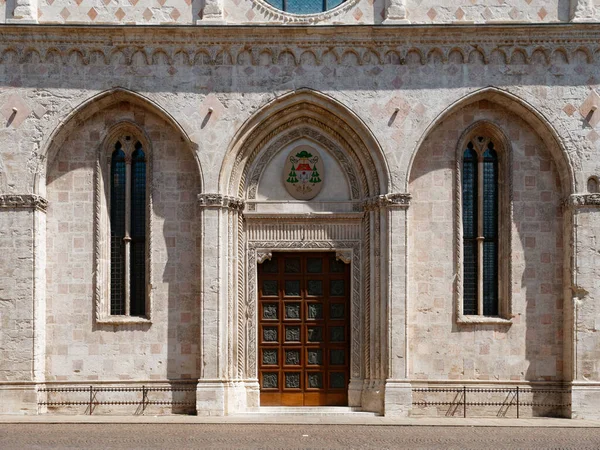 Παράθυρα και πόρτες του παλιού κτιρίου της πόλης. Ιταλία Vicenza — Φωτογραφία Αρχείου