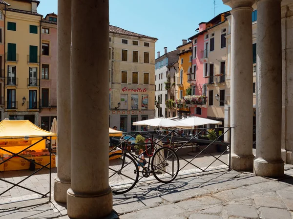 Vicenza, Italy - 13 серпня 2019: кафе на відкритому повітрі з парасолями сонця — стокове фото