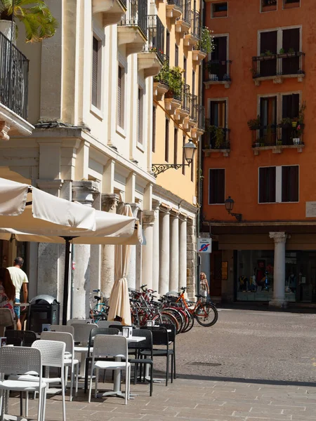 Vicenza, Italië - 13 augustus 2019: terrasje met parasols — Stockfoto