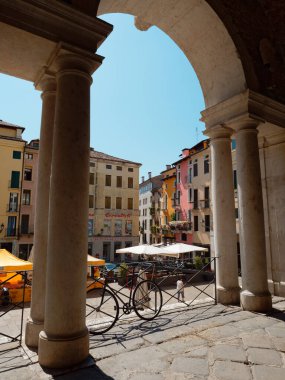 Vicenza, İtalya - 13 Ağustos 2019: Sütunları ve kemerleri olan bir binanın mimarisi