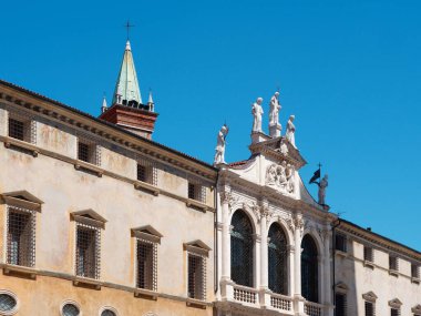 Vicenza, İtalya - 13 Ağustos 2019: Sütunları ve kemerleri olan bir binanın mimarisi