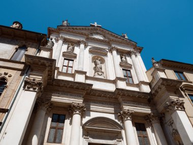 Vicenza, İtalya - 13 Ağustos 2019: Sütunları ve kemerleri olan bir binanın mimarisi