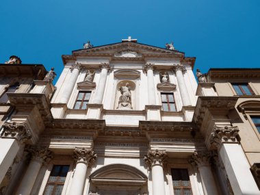 Vicenza, İtalya - 13 Ağustos 2019: Sütunları ve kemerleri olan bir binanın mimarisi