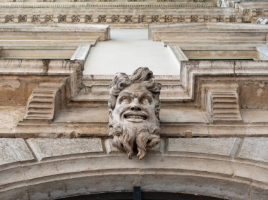 Vicenza, İtalya - 13 Ağustos 2019: Sütunları ve kemerleri olan bir binanın mimarisi