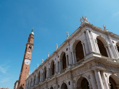 Vicenza, İtalya - 13 Ağustos 2019: Sütunları ve kemerleri olan bir binanın mimarisi