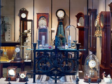 Vicenza, İtalya - 13 Ağustos 2019: eski bir saat dükkanının vitrini