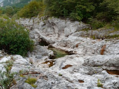 Vicensa vilayeti. Localita Pria köyünün yakınındaki dağ nehri.