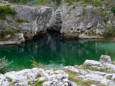 Vicensa vilayeti. Localita Pria köyünün yakınındaki dağ nehri.