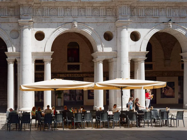 VICENZA, ITALIA - 13 AGOSTO 2019: caffè all'aperto con ombrelloni — Foto Stock