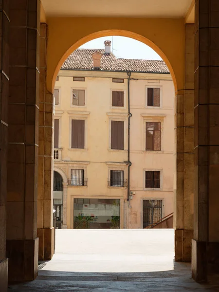 Vicenza, ITALIA - 13 de agosto de 2019: arquitectura de un edificio con columnas y arcos —  Fotos de Stock