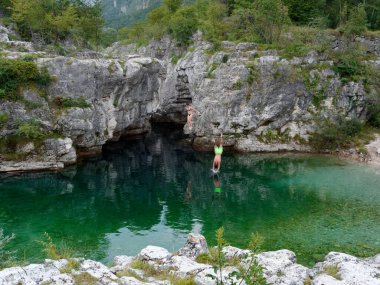 Vicenza, İtalya - 13 Ağustos 2019: Localita Pria köyü yakınlarındaki bir dağ nehri. İnsanlar uçurumdan suya atlıyor.