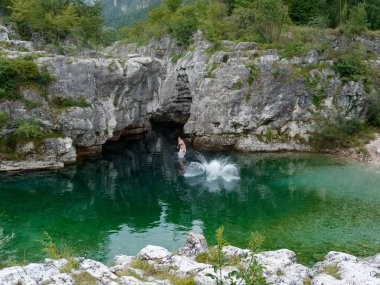 Vicenza, İtalya - 13 Ağustos 2019: Localita Pria köyü yakınlarındaki bir dağ nehri. İnsanlar uçurumdan suya atlıyor.