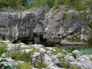 Vicensa vilayeti. Localita Pria köyünün yakınındaki dağ nehri.