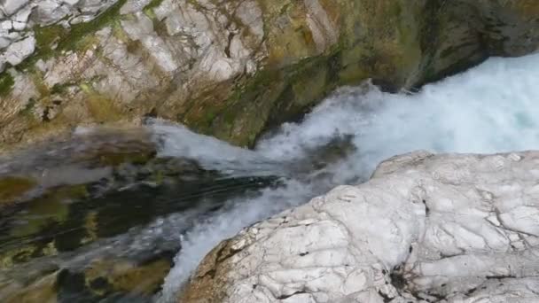 Province de Vicensa. Rivière de montagne près du village de Localita Pria 