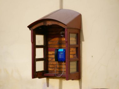 Ukrayna, Lviv caddesindeki telefon kulübesi.