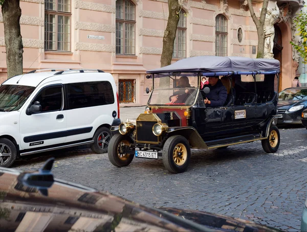 Львов, Украина - 9 ноября 2019 года: туристический ретро-электромобиль — стоковое фото