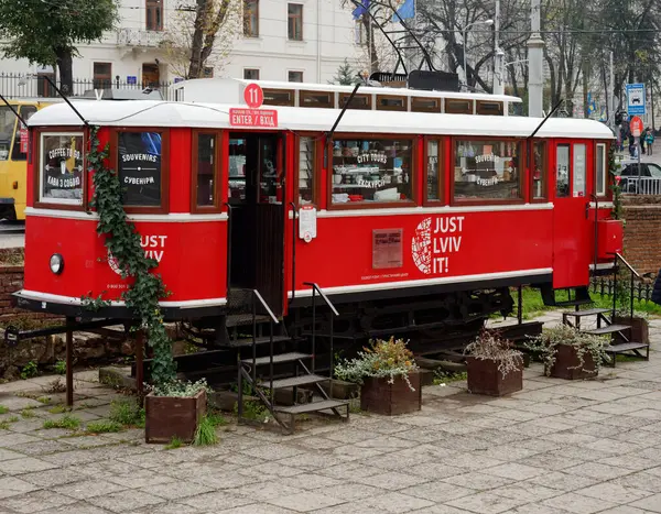 Lviv, Ukrajna - 2019. november 9.: kávézó a város utcáján — Stock Fotó